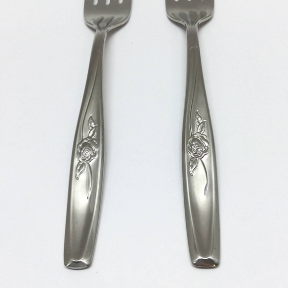 2 piece International Silver Random Rose Stainless Luxury Dinner Forks 6 7/8" - Picture 2 of 7